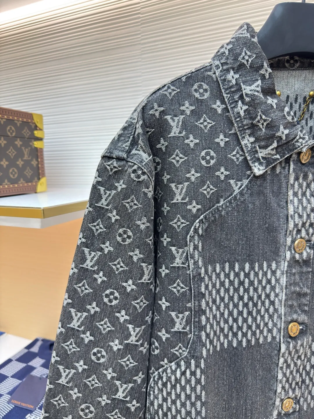 LOUIS VUITTON x Nigo classic checkerboard denim jacket ●Authentic product: purchased and developed by 14309 ●Item number: 1680328-B60 ●Fabric: denim fabric ●Technology: jacquard production ●Version: fitted version ●Weight: about 1015 grams ●Size: 46-48-50-52 ●Description: After manual typesetting and positioning and cutting, the fabric wear is very large, the cuffs are aligned, the back jacquard is lined up horizontally, the front and back splicing process perfectly restores the original effect, the jacquard pattern size and spacing are the same, the pattern width is consistent, and the workmanship is very complicated. The overall wiring is straight and delicate, the fabric is comfortable and soft, and the color is consistent without color difference. It can be matched with the same style to create a fashionable look and control various occasions. Customized accessories, complete with three standards, same style for men and women!